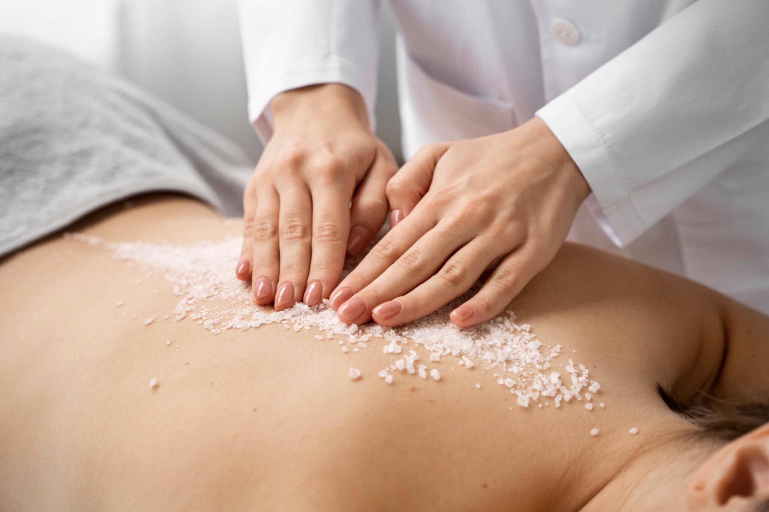 Peeling corporal Tratamiento de peeling en la espalda