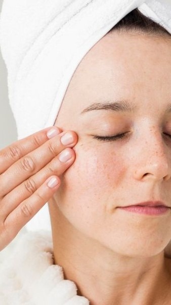 18122024-hidratacion-EB-facial Una mujer restregándose crema