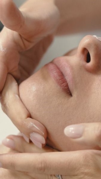 18122024-profacial-EB-facial Se le aplica un masaje