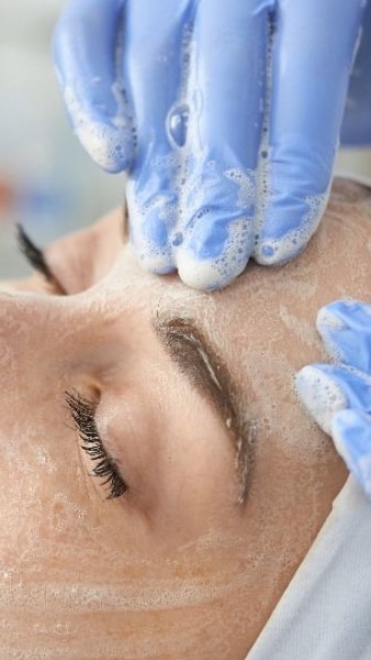 182224-limpieza-EB-facial Dando un masaje con productos.