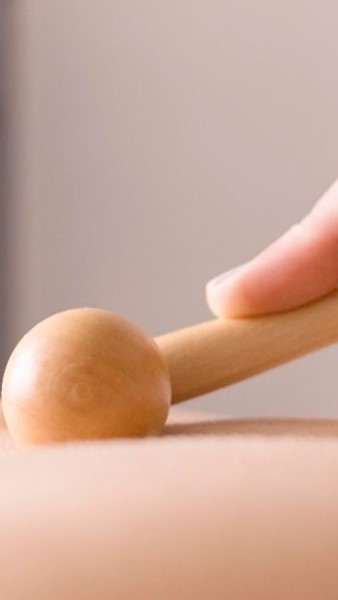 19122024-masajeHinoki-EB-facial Se hace el masaje con utensilio de madera