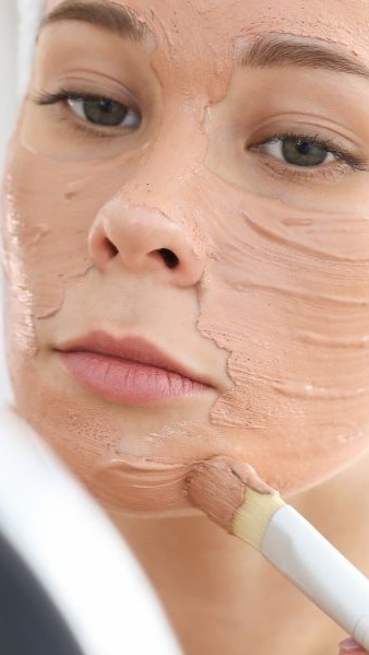 20122024-peeling-EB-facial Se le extiende una crema en la cara